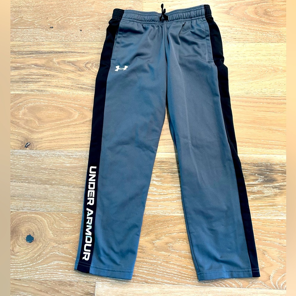 Boys grey and black Under Armour pants size youth small